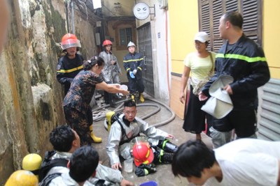 Hà Nội: Ngôi nhà 3 tầng bốc cháy dữ dội trong ngõ Lương Sử C