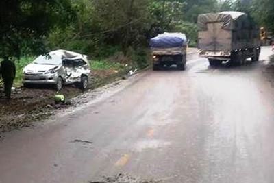 Xe tải húc văng xe Inova khiến 8 người thương vong