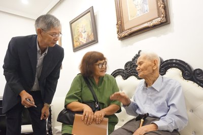 Ông Đạm 97 tuổi đến xem tranh Bùi Xuân Phái vẽ mình