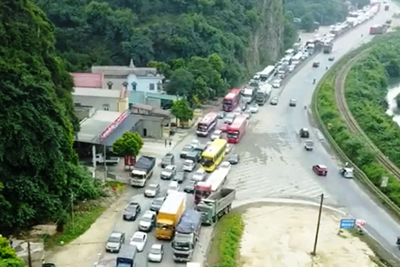 Quốc lộ 1 ngập sâu do mưa lớn, nhiều phương tiện ùn ứ ở Đồng Niai
