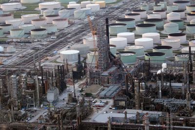 Giá dầu tăng cao do căng thẳng tại Trung Đông và ảnh hưởng bão Barry
