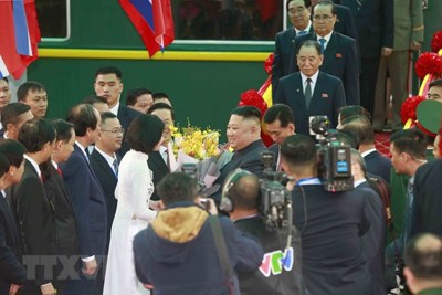 Chân dung nữ sinh tặng hoa Chủ tịch Kim Jong-un