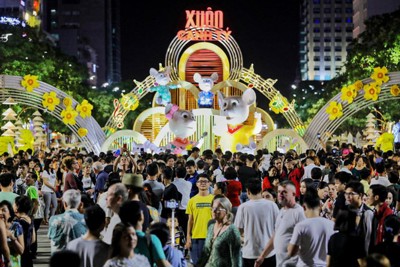 TP Hồ Chí Minh: Người dân xuống đường đón năm mới Canh Tý 2020