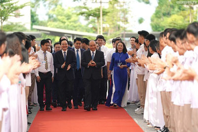 Thủ tướng Nguyễn Xuân Phúc: Dạy chữ đã quan trọng, dạy người càng quan trọng hơn