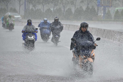 Vẫn còn nguy cơ hình thành bão trên biển, các tỉnh Trung Bộ tiếp tục mưa to