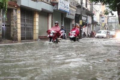 Mưa xối xả gây ngập một số tuyến phố trong nội thành Hà Nội