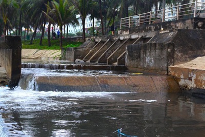 Đà Nẵng: Nước thải đen ngòm ùn ùn đổ ra biển sau mưa lớn