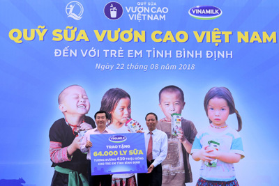 Quỹ sữa vươn cao Việt Nam và Vinamilk trao 64.000 ly sữa cho trẻ em Bình Định
