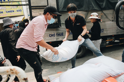 TP Hồ Chí Minh: Nhiều mạnh thường quân cung cấp gạo cho “máy ATM” phát miễn phí cho người nghèo