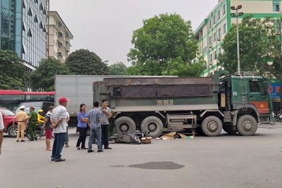 Hà Nội: Một phụ nữ tử vong sau va chạm với xe tải