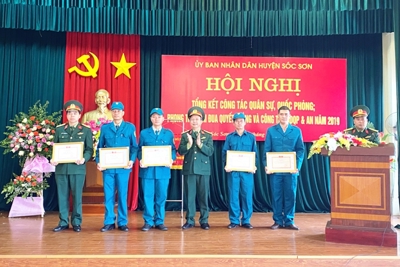 Lực lượng vũ trang huyện Sóc Sơn nhận Cờ đơn vị xuất sắc phong trào thi đua 2019