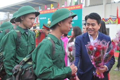 Chủ tịch UBND TP Hà Nội Nguyễn Đức Chung động viên tân binh lên đường nhập ngũ