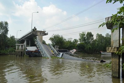 Xe quá tải cố tình đi qua khiến cả cây cầu đổ ụp xuống sông