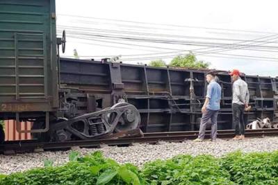Tàu hỏa trật bánh, lật toa ở Nam Định, đường sắt Bắc - Nam tê liệt nhiều giờ