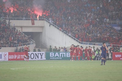 Liên đoàn bóng đá Việt Nam bị phạt gần 1 tỷ đồng vì pháo sáng