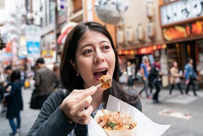 Đằng sau lệnh cấm "vừa đi vừa ăn" tại nhiều thành phố nổi tiếng