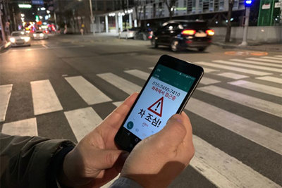 Hàn Quốc đối phó "thây ma điện thoại" trên đường phố
