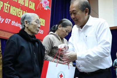 Phó Thủ tướng Trương Hòa Bình trao quà Tết ở Quảng Nam