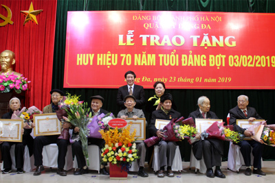 Phó Bí thư Thành ủy Nguyễn Thị Bích Ngọc trao Huy hiệu Đảng tại quận Đống Đa