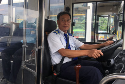 Lái xe buýt cũng cần “hồng” và “chuyên”