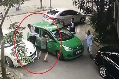 Thông tin mới nhất vụ lái xe taxi Mai Linh bị đánh chảy máu đầu ở Cầu Diễn