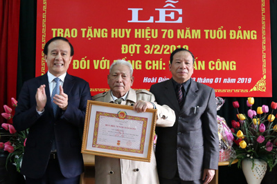 Đảng viên lão thành huyện Hoài Đức nhận Huy hiệu 70 năm tuổi Đảng