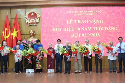 Chủ tịch Nguyễn Đức Chung trao Huy hiệu 70 năm tuổi Đảng cho đảng viên lão thành