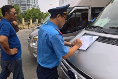 Hà Nội: Kiểm tra hàng loạt lái xe ô tô vận chuyển học sinh