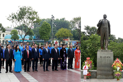 Lãnh đạo TP Hà Nội dâng hoa tưởng niệm tại Tượng đài V.I.Lenin