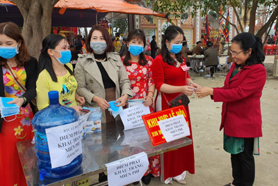 Hà Đông: Phát khẩu trang miễn phí cho người dân phòng dịch bệnh nCov