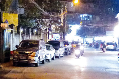 [Điểm nóng giao thông] Xe đỗ hàng dài trên phố Nguyễn Quý Đức