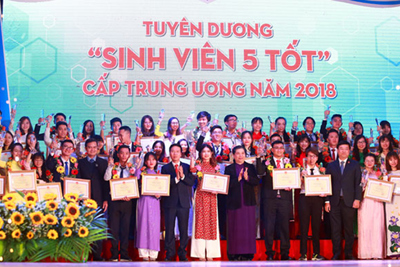 Hơn 300 sinh viên nhận giải Sao Tháng Giêng và "sinh viên 5 tốt”
