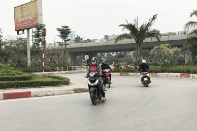 Ngược chiều nguy hiểm vào phố Nguyễn Đình Hoàn