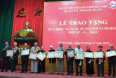 Quận Thanh Xuân trao Huy hiệu Đảng cho 368 đảng viên