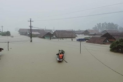 Nỗ lực xử lý sự cố do mưa lũ để cấp điện cho người dân miền Trung