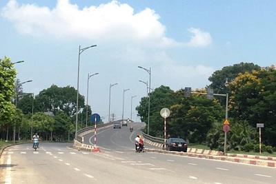Tại cầu vượt Nam Hồng, huyện Đông Anh: Vô tư vi phạm luật giao thông