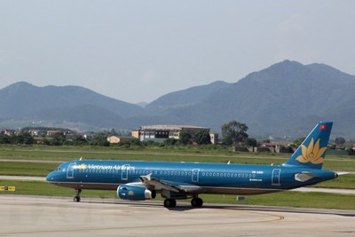 Máy bay Vietnam Airlines hạ cánh lệch vị trí tại sân bay Nội Bài