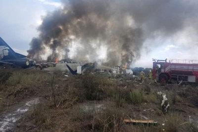 Hiện trường máy bay chở 101 người rơi ở Mexico, hơn 80 hành khách bị thương