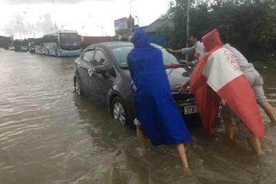 Lũ lụt, hàng loạt ô tô ngập nước tìm cửa bảo hiểm