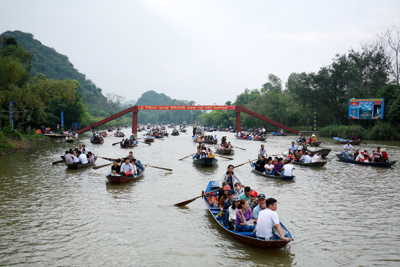 Hàng vạn du khách đổ về chùa Hương ngày khai hội