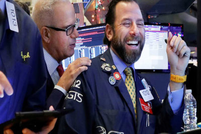 Giới đầu tư bớt hoang mang vì dịch Covid-19, Dow Jones nhảy vọt hơn 1.600 điểm