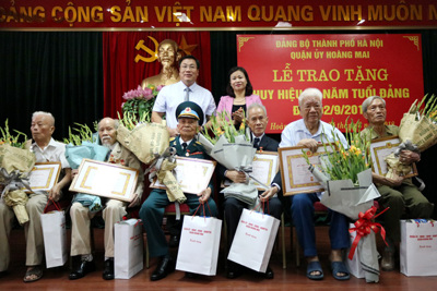 Quận Hoàng Mai trao Huy hiệu 70 năm tuổi Đảng cho các đảng viên lão thành