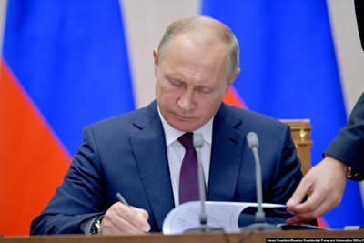 Tổng thống Nga Putin ký luật đình chỉ hiệp ước hạt nhân với Mỹ