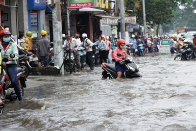 TP Hồ Chí Minh: Quy hoạch chống ngập lỗi thời, người dân còn “bơi” đến bao giờ?