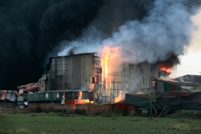 Hà Nội: Cháy dữ dội kho xưởng rộng hàng nghìn m2 ở Hoài Đức