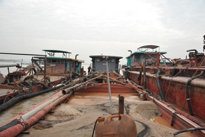 Hà Nội: Xử lý tàu khai thác cát lậu gần tàu cảnh sát đường thuỷ