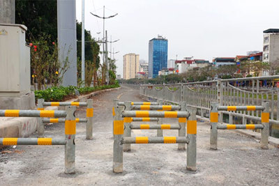 Lắp rào chắn xe máy trên đường đi bộ ven sông Tô Lịch