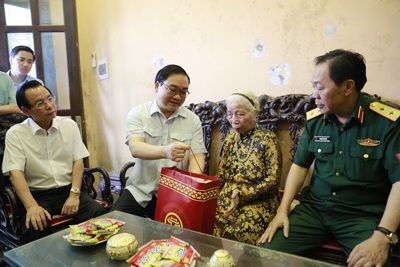 Bí thư Thành ủy Hoàng Trung Hải thăm hỏi, tri ân gia đình chính sách quận Hoàn Kiếm
