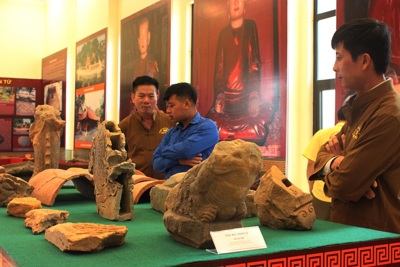 Du khách thích thú với Không gian văn hóa Phật giáo Trúc Lâm vùng Tây Yên Tử