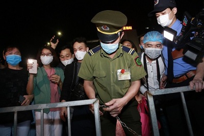 [Ảnh] Khoảnh khắc dỡ bỏ hàng rào cách ly tại Bệnh viện Bạch Mai